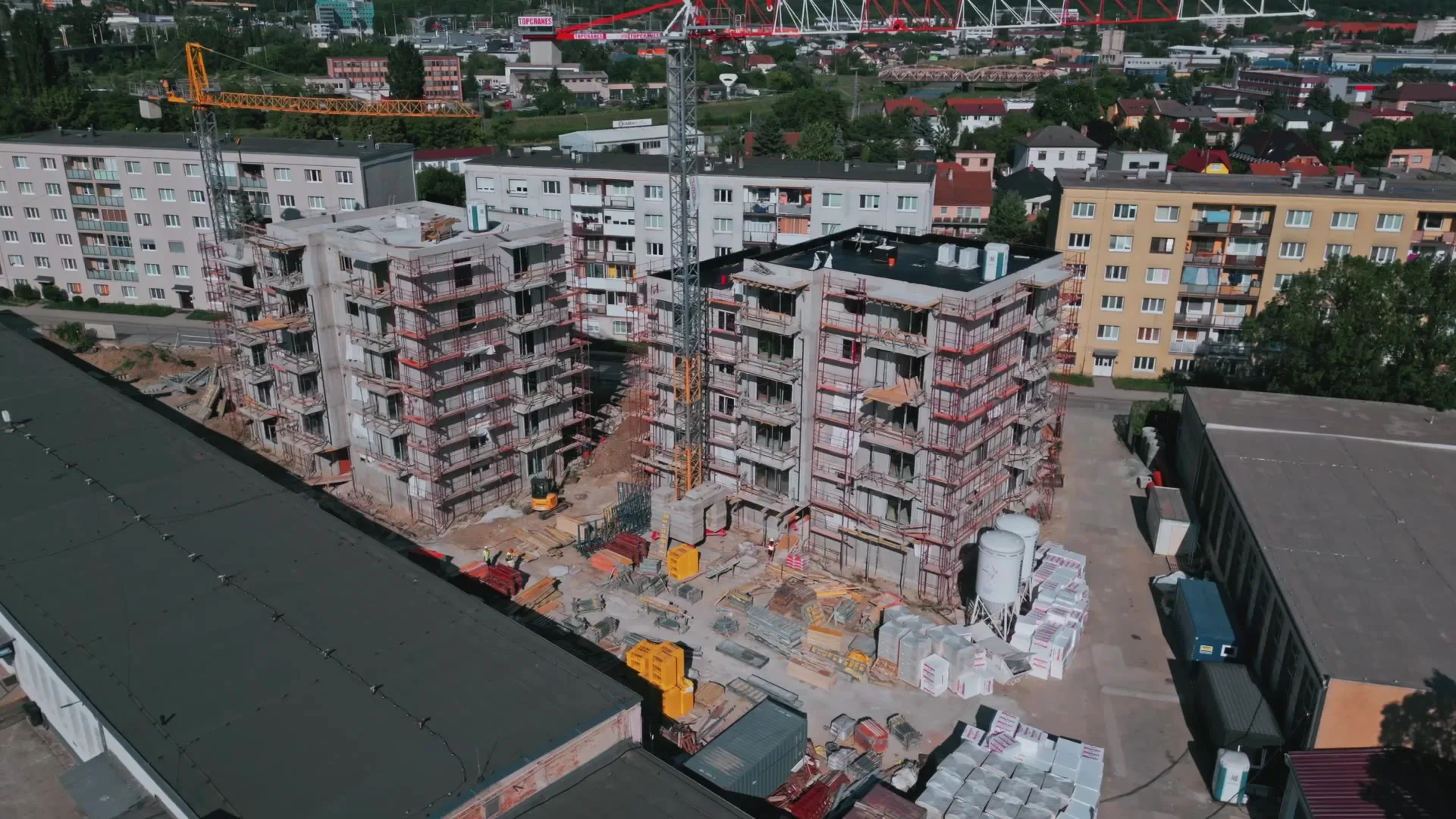 Luftaufnahme einer Baustelle, auf der Froler die Elektroinstallation ausführt