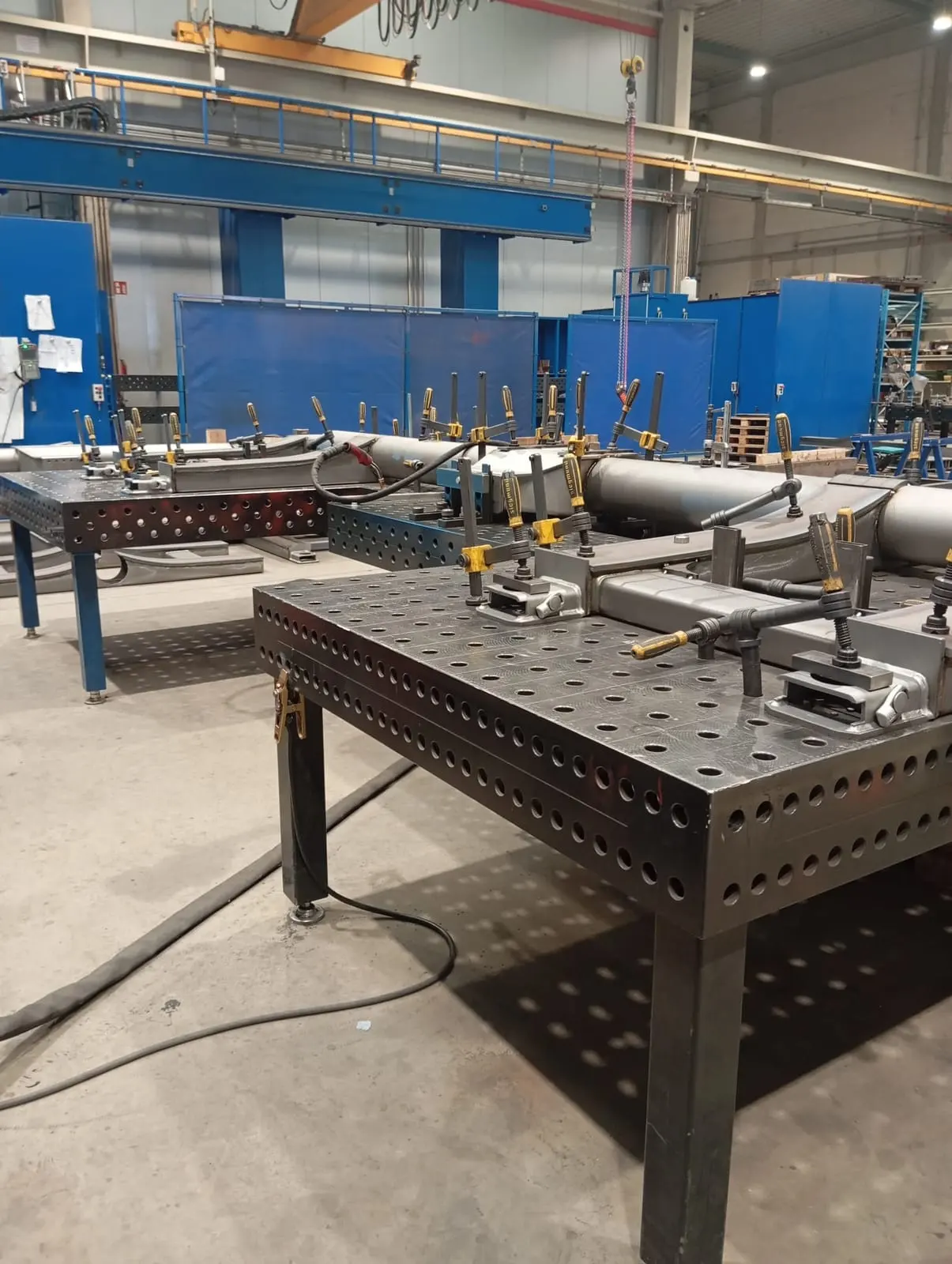 Schweiß- und Vorrichtungstische in der Metallbau-Werkstatt von Froler