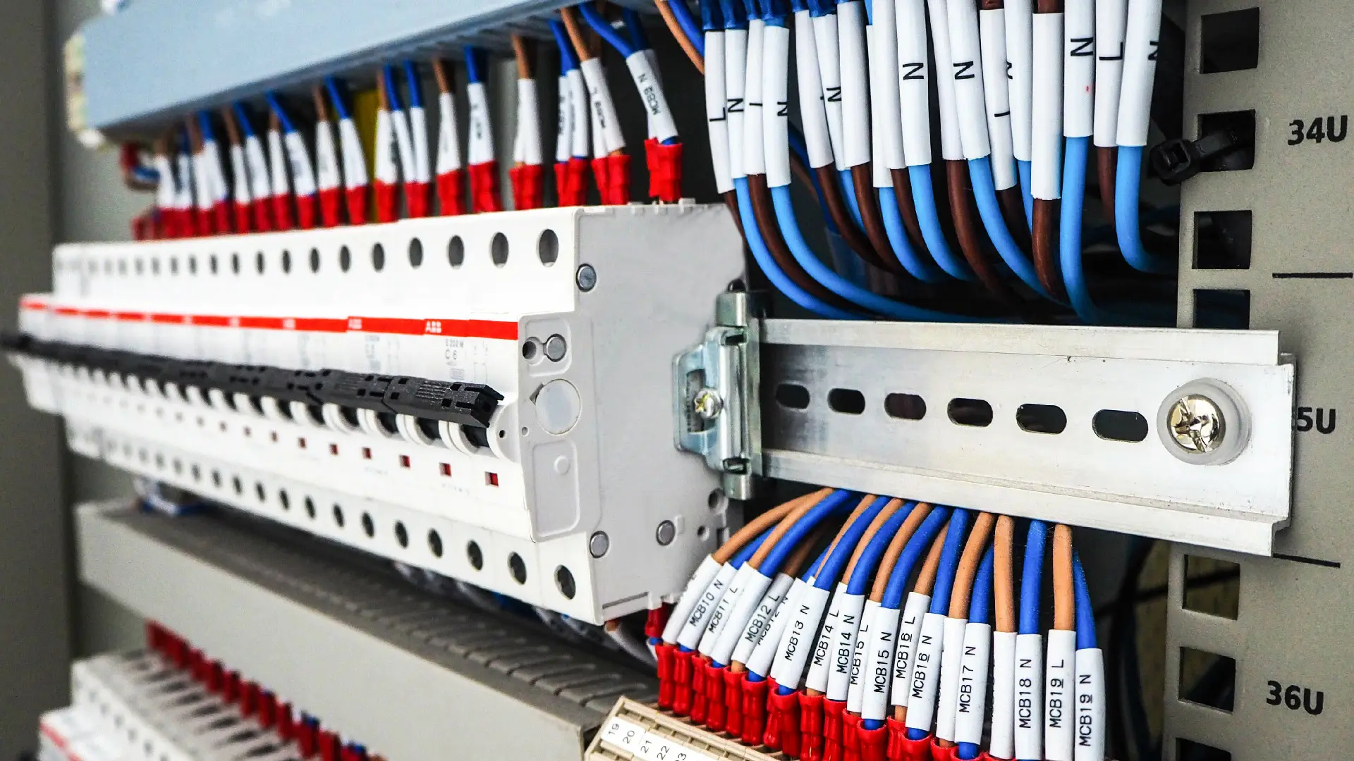 Steuerungstechnik mit farbcodierten Leitungen
