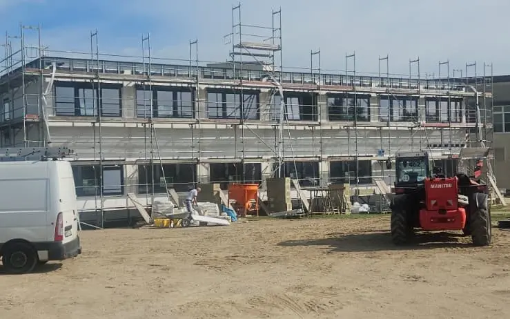 Bürogebäude Schluckwerder in Adendorf — Neubau mit Gerüst während der Bauphase
