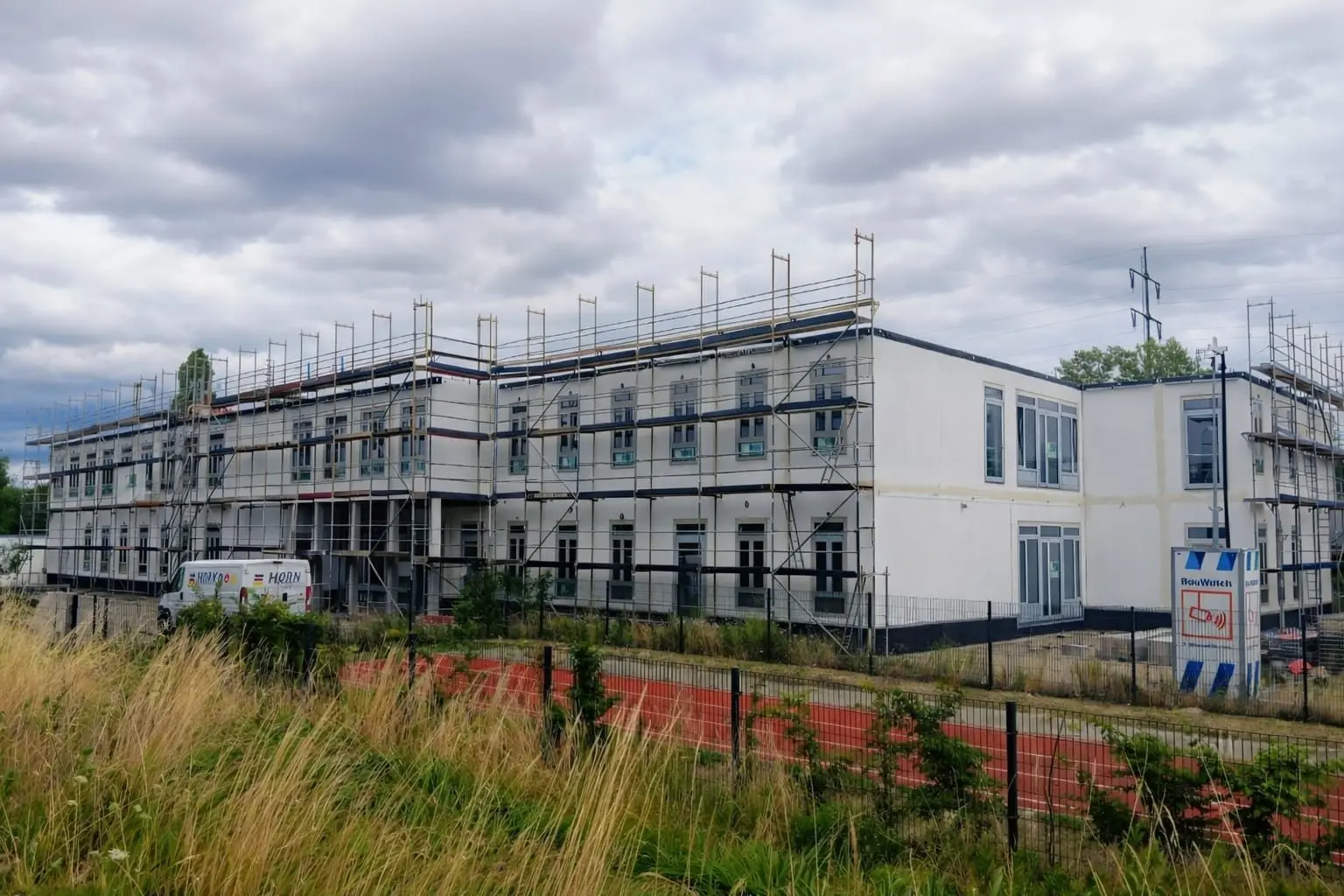 KITA Schönefeld — Neubau mit Gerüst während der Bauphase