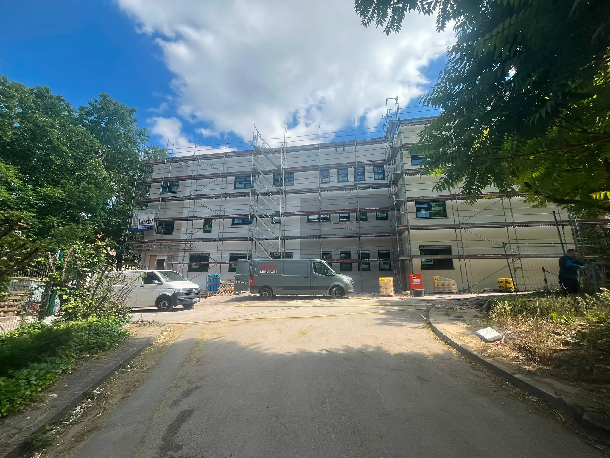 Neubau der Universitätsmedizin Mainz im Bau hinter einem Gerüst