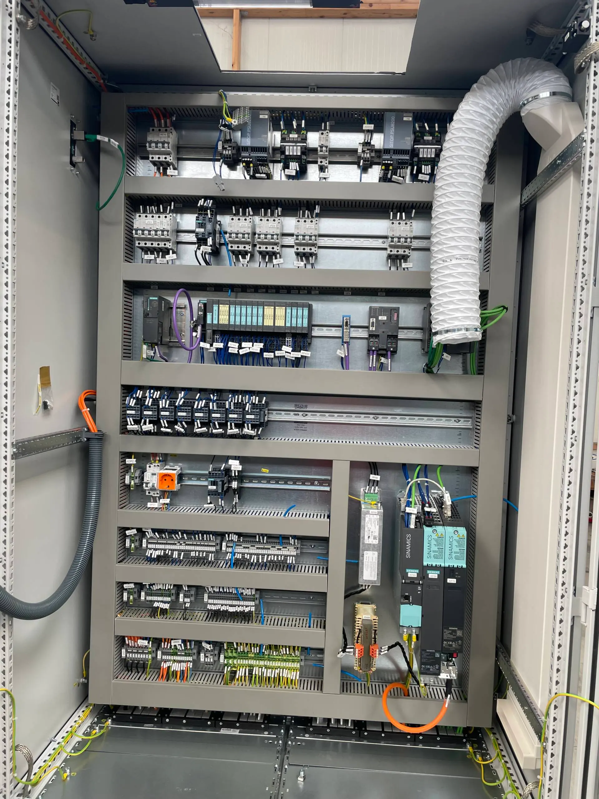 Komplett verdrahtete Siemens-Schaltanlage mit SPS-Steuerung, von Froler aufgebaut