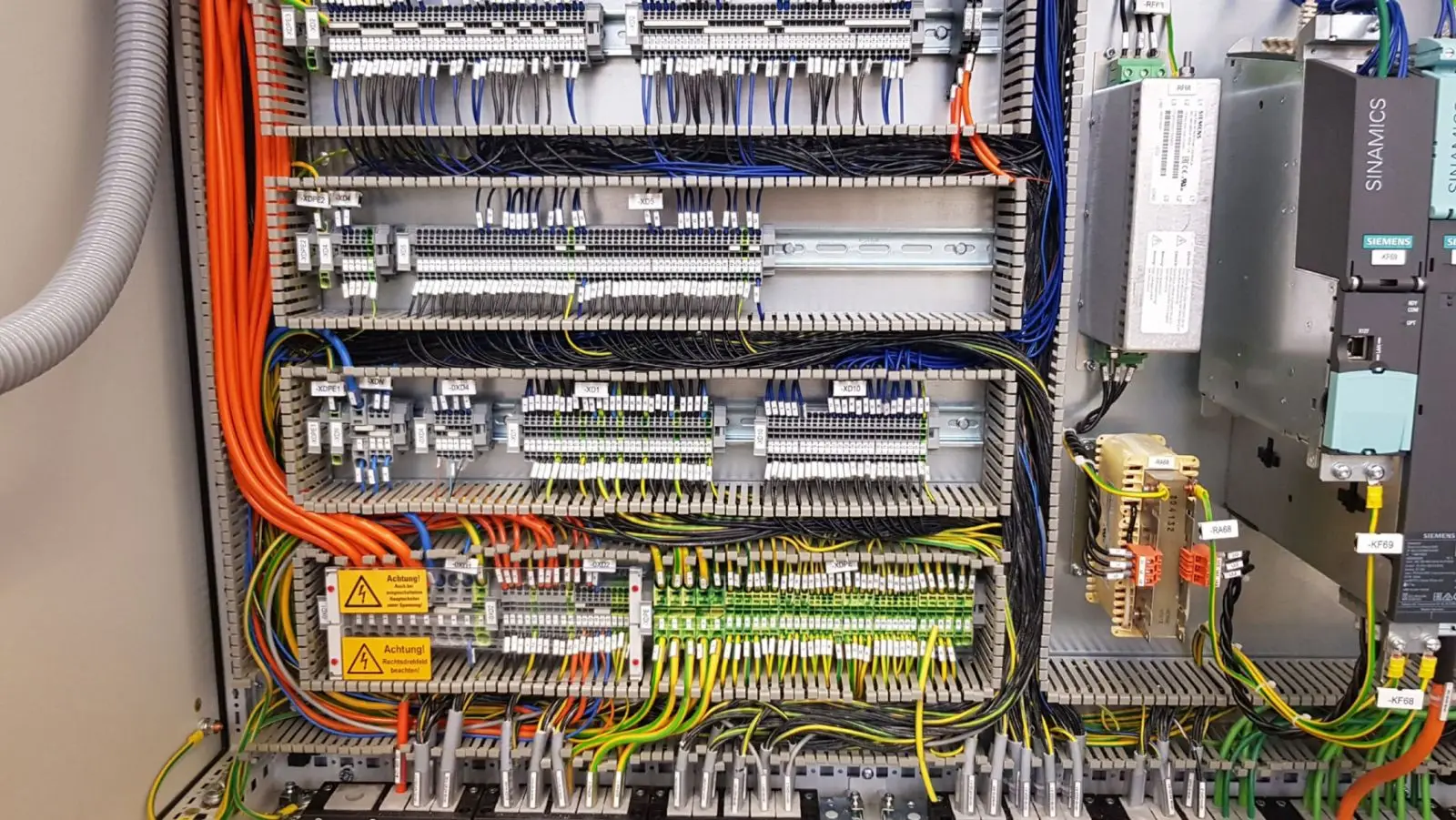 Sauber verdrahteter Automatisierungsschrank