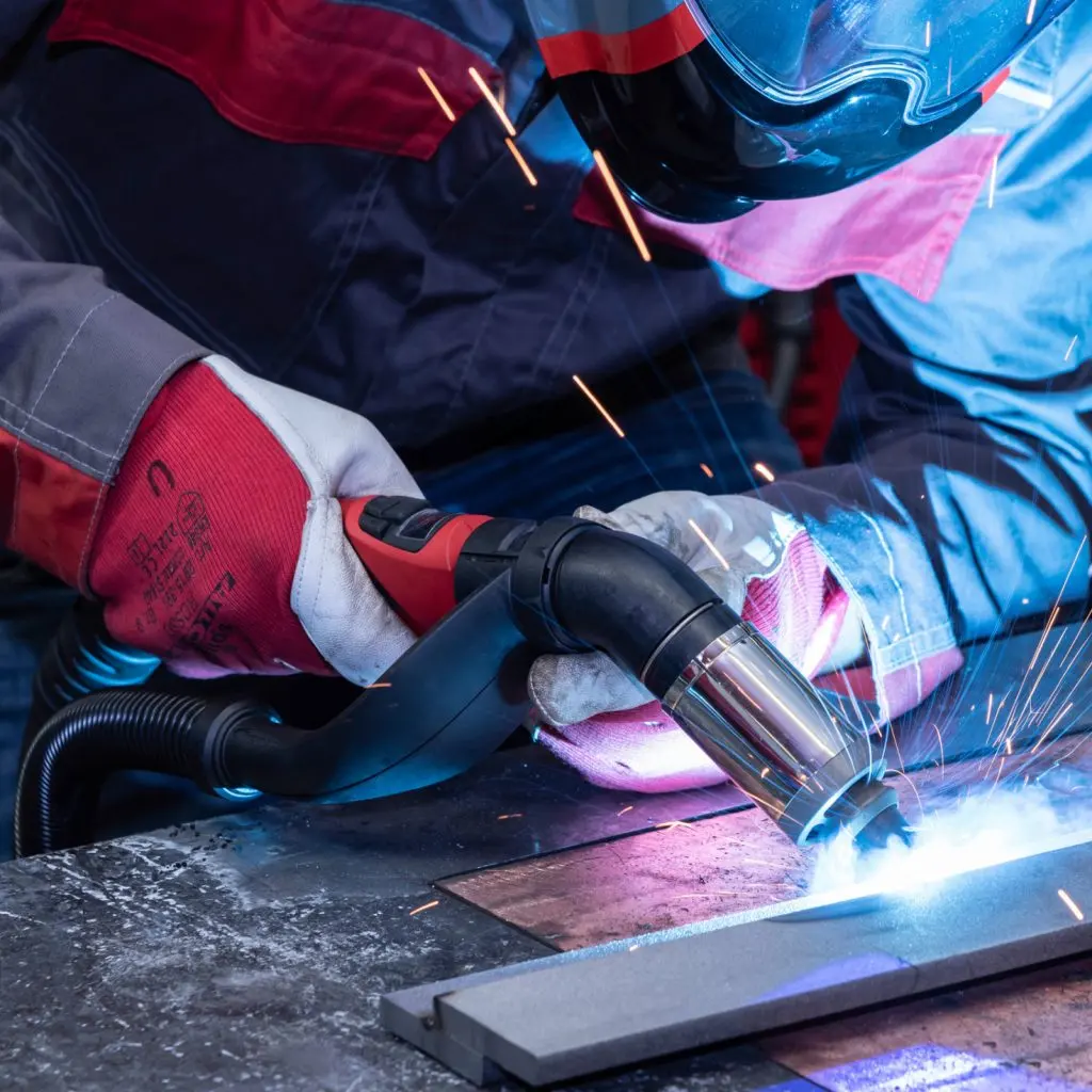 Schweißer von Froler bei der Arbeit auf der Baustelle, absprühende Funken